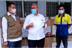 Bupati Kuningan saat menerima kiriman bantuasn tabung oksigen dari kemenrian Kemaritiman RI.